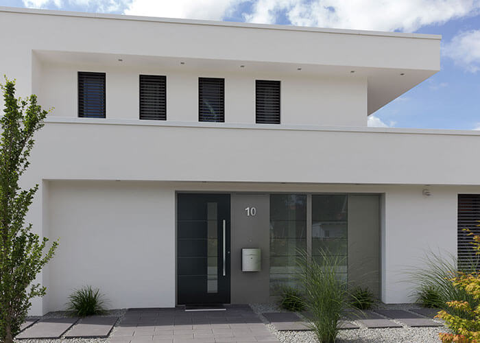modernes weißes Haus mit Haustür in Anthrazit